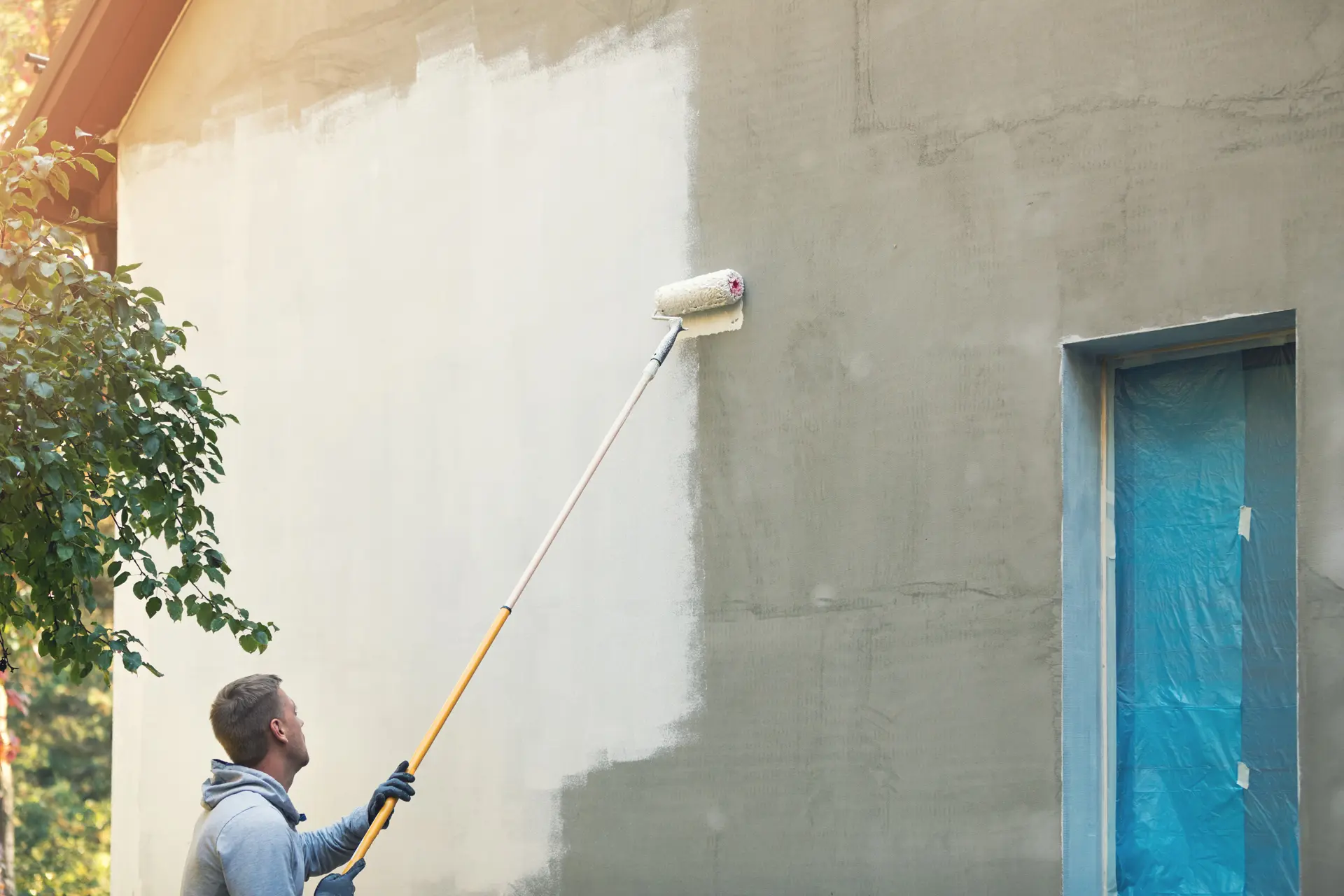 Pintor trabajando en una fachada en Velez Málaga